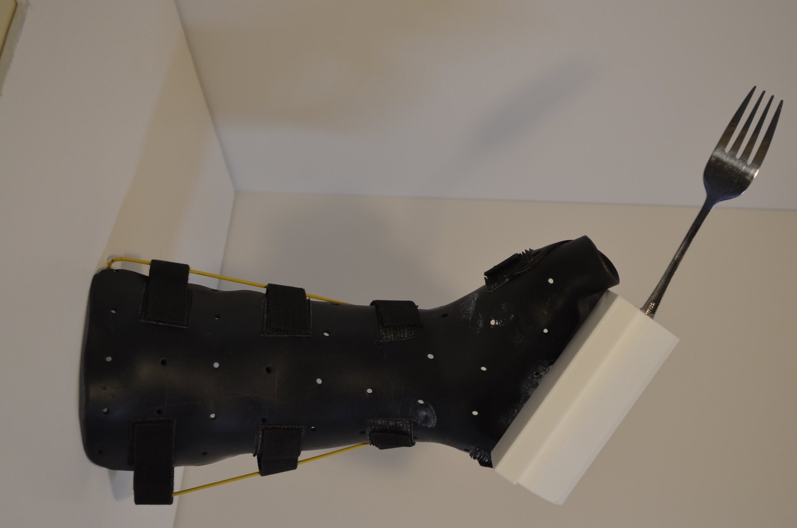 Utensil holder attachment on the splint with a fork inserted